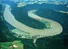 Die Schlögener Schlinge Donau-km 2186-81, vorne der Yachthafen Schlögen : Yachthafen, Flussschleife